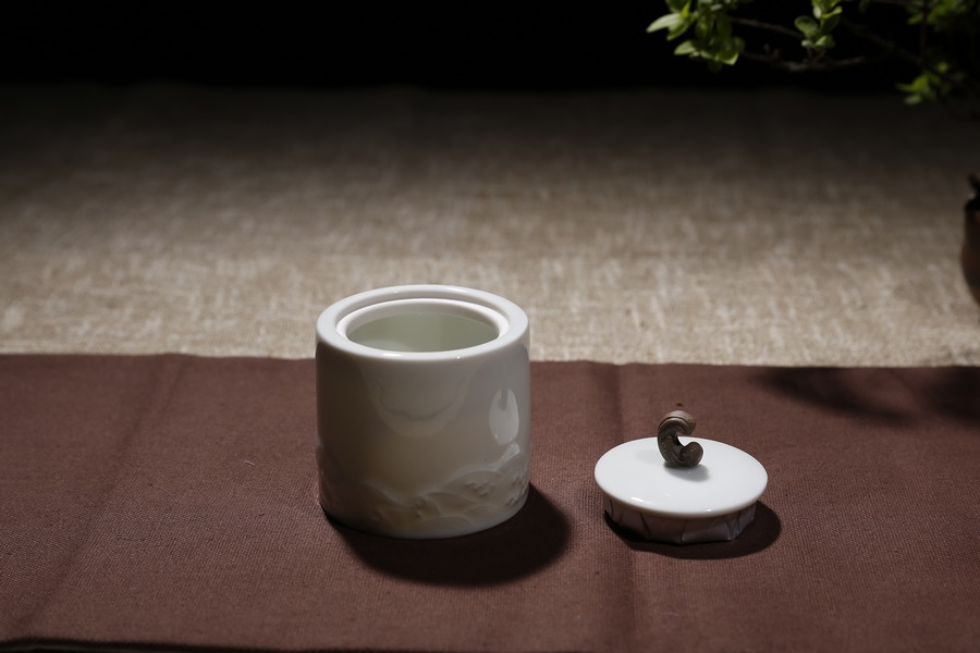 (10637)陆宝  镜清凌波茶叶罐 (影青)