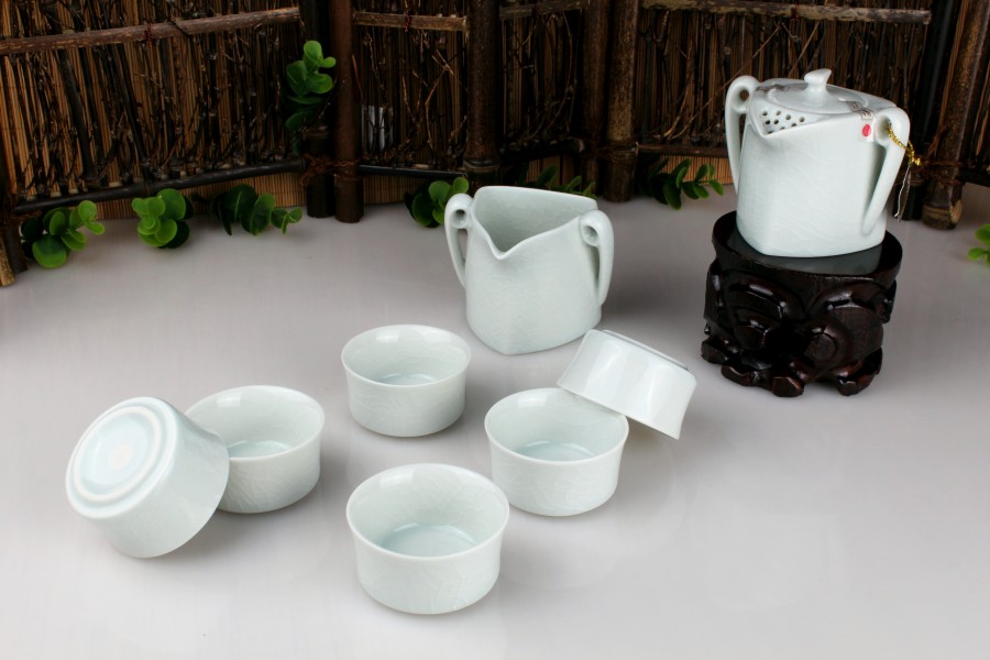 (07755)陆宝  镜清菱月壶茶组 (青瓷冰裂)